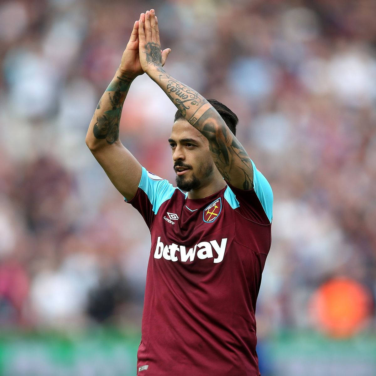 Jubilant Manuel Lanzini Raising Hands In Thankfulness Wallpaper