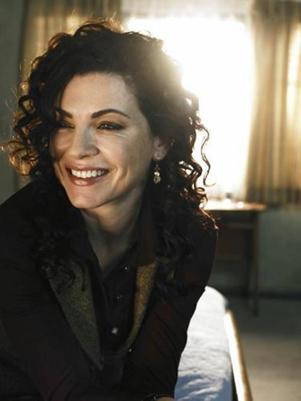 Julianna Margulies Grinning In Her Black Curls Wallpaper