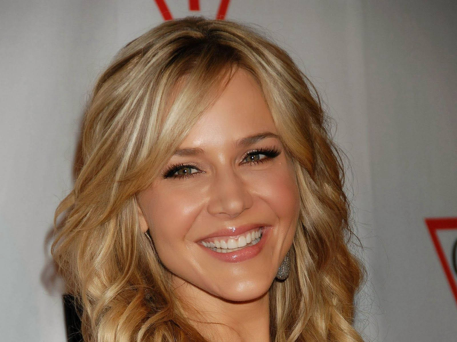 Julie Benz Beaming Smile Wallpaper