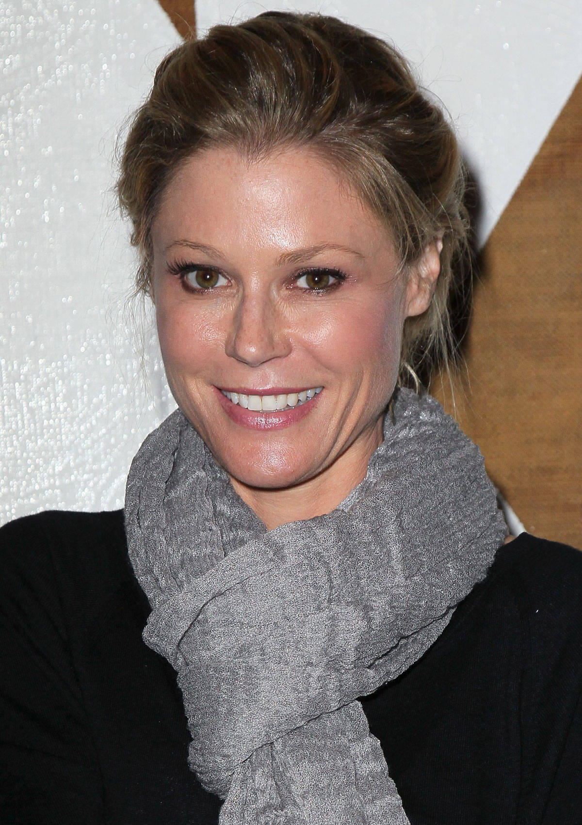 Julie Bowen Brunette Grey Scarf Wallpaper