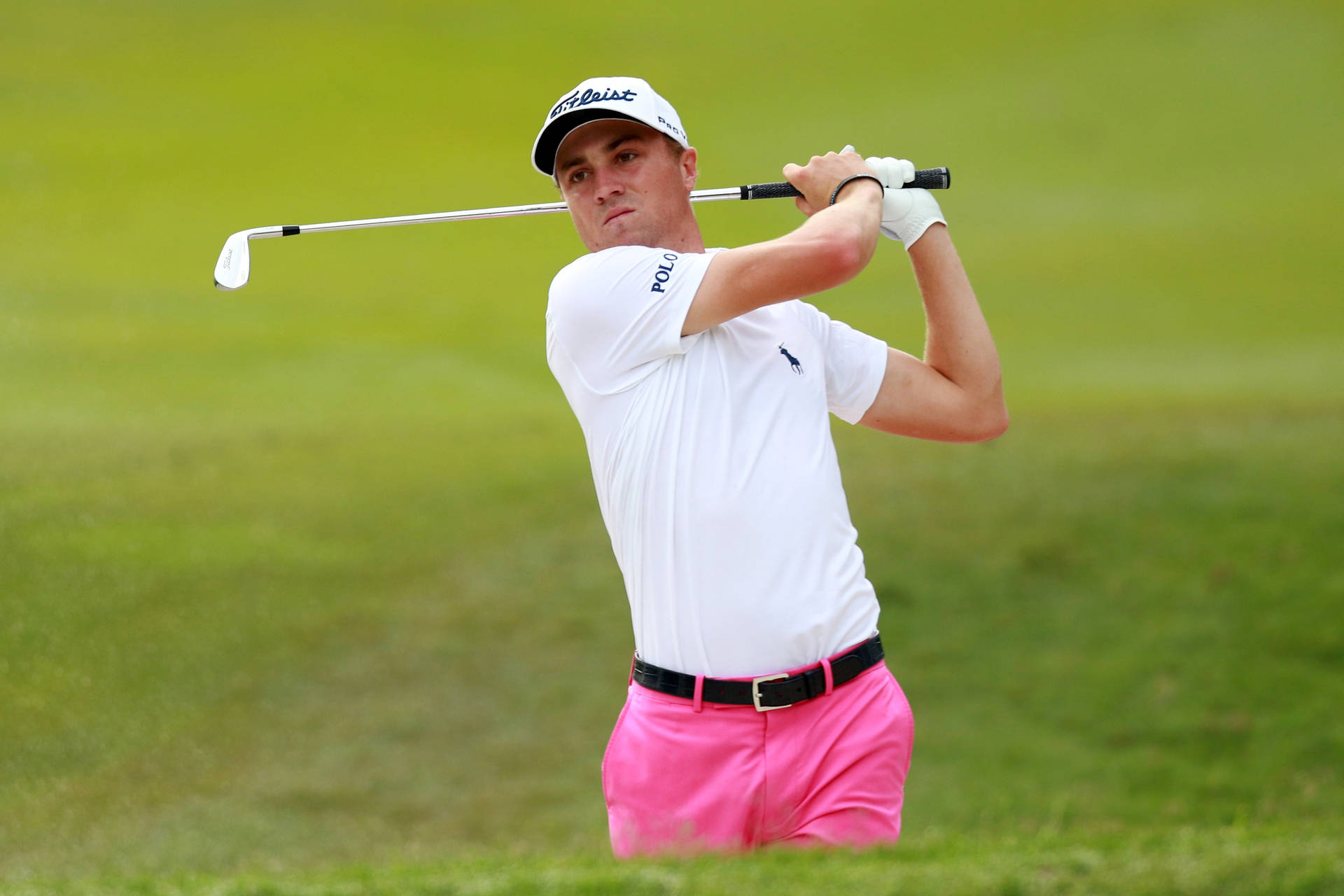 Justin Thomas Wearing Pink Pants Wallpaper