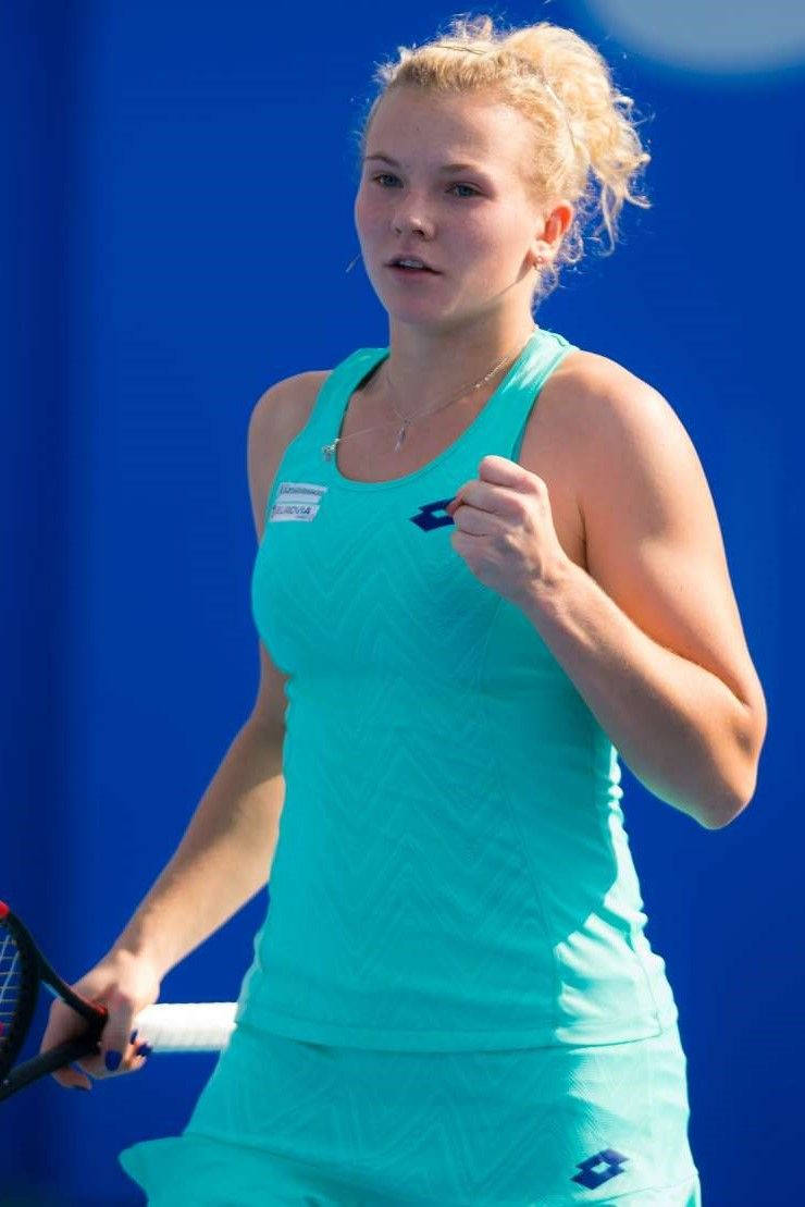 Katerina Siniakova Smiling Fist Pump Wallpaper