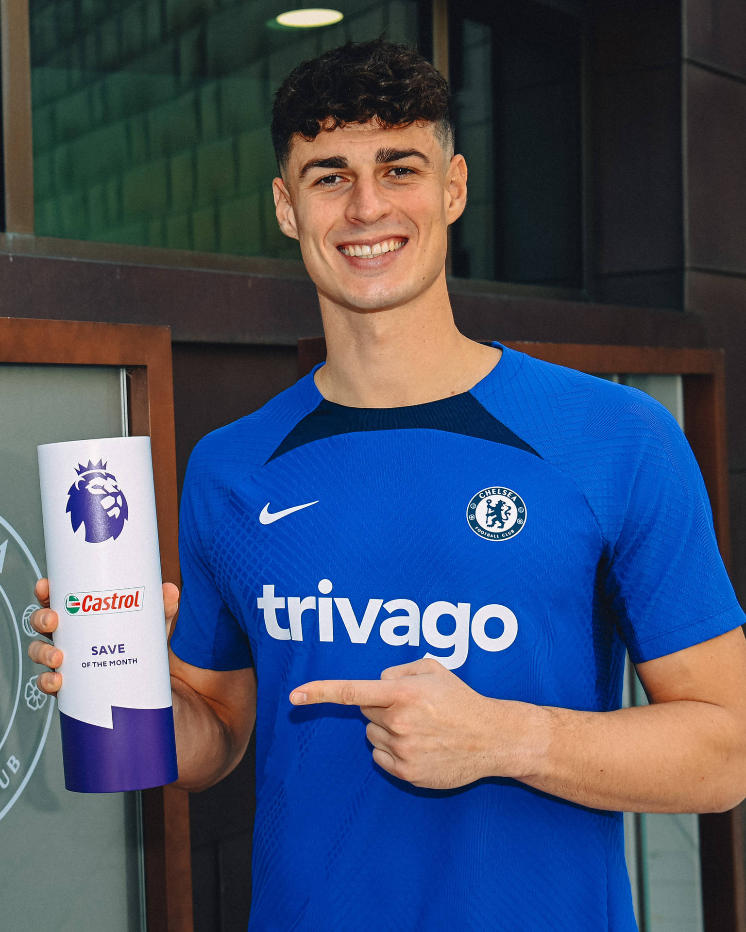 Kepa Arrizabalaga Triumphantly Holding An Award Wallpaper