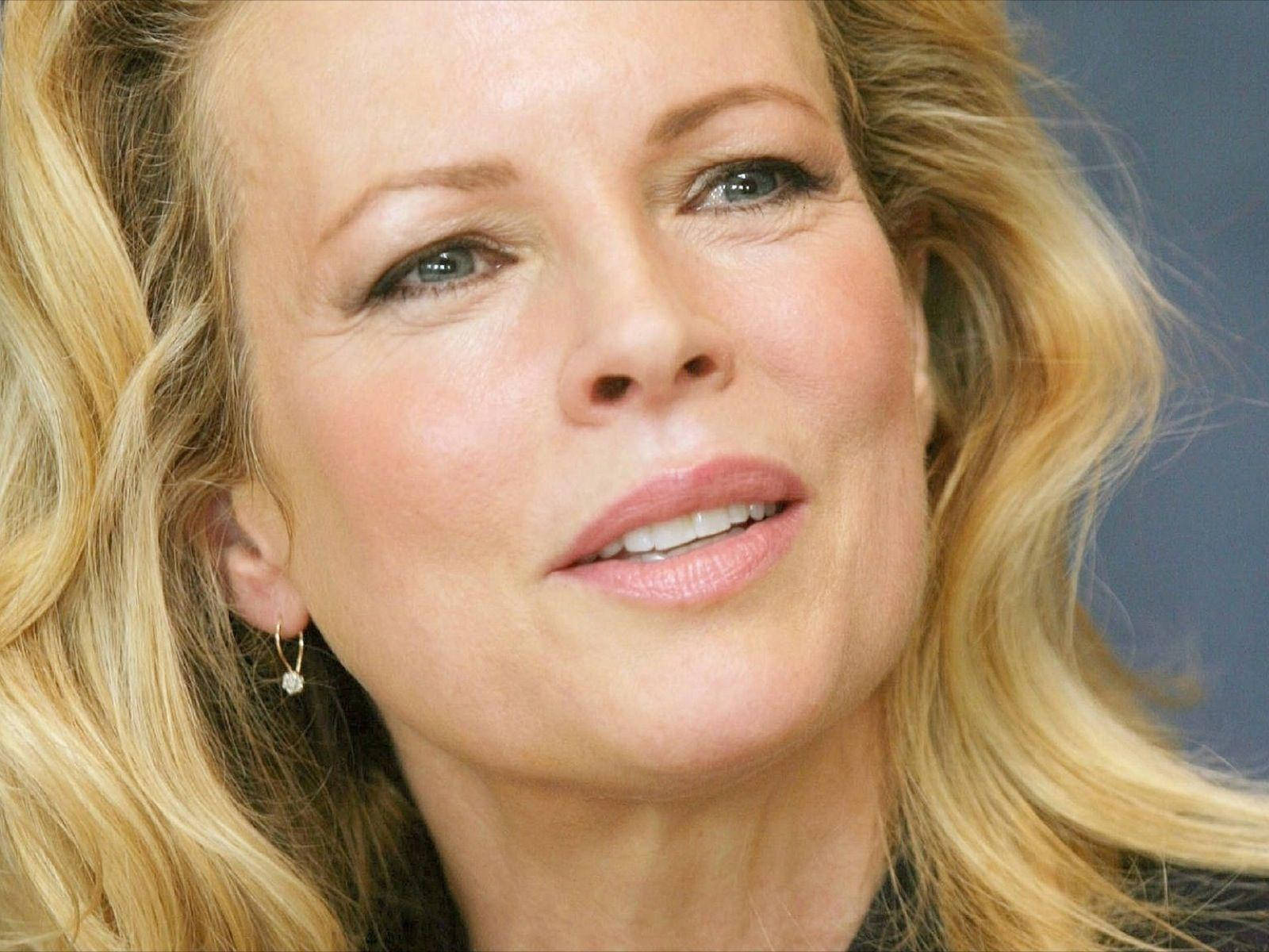 Kim Basinger 2006 Talk At Beverly Hills Wallpaper