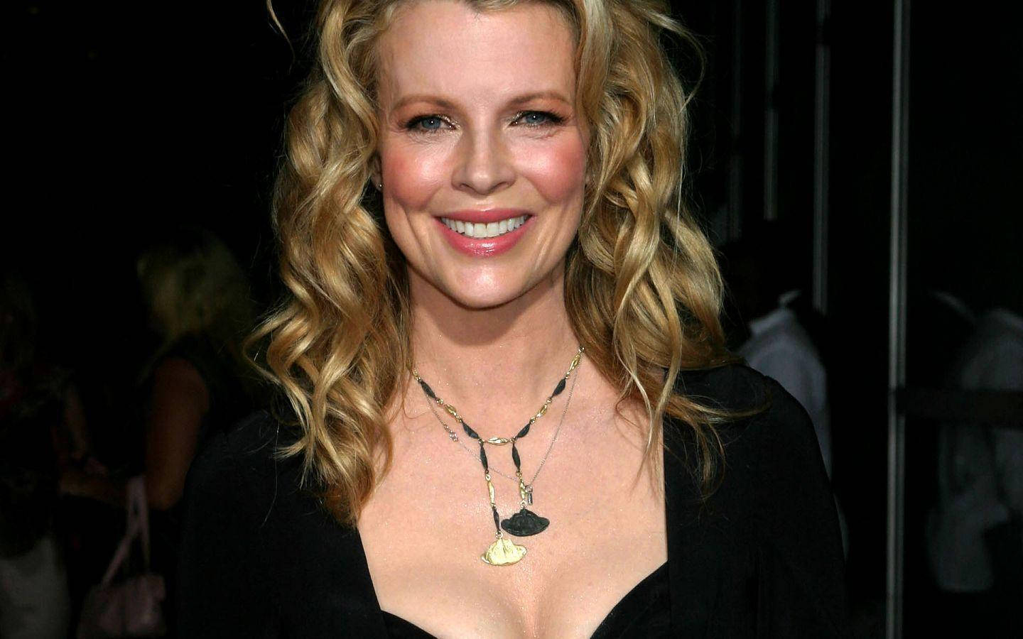 Kim Basinger At Cellular Movie Premiere 2004 Wallpaper