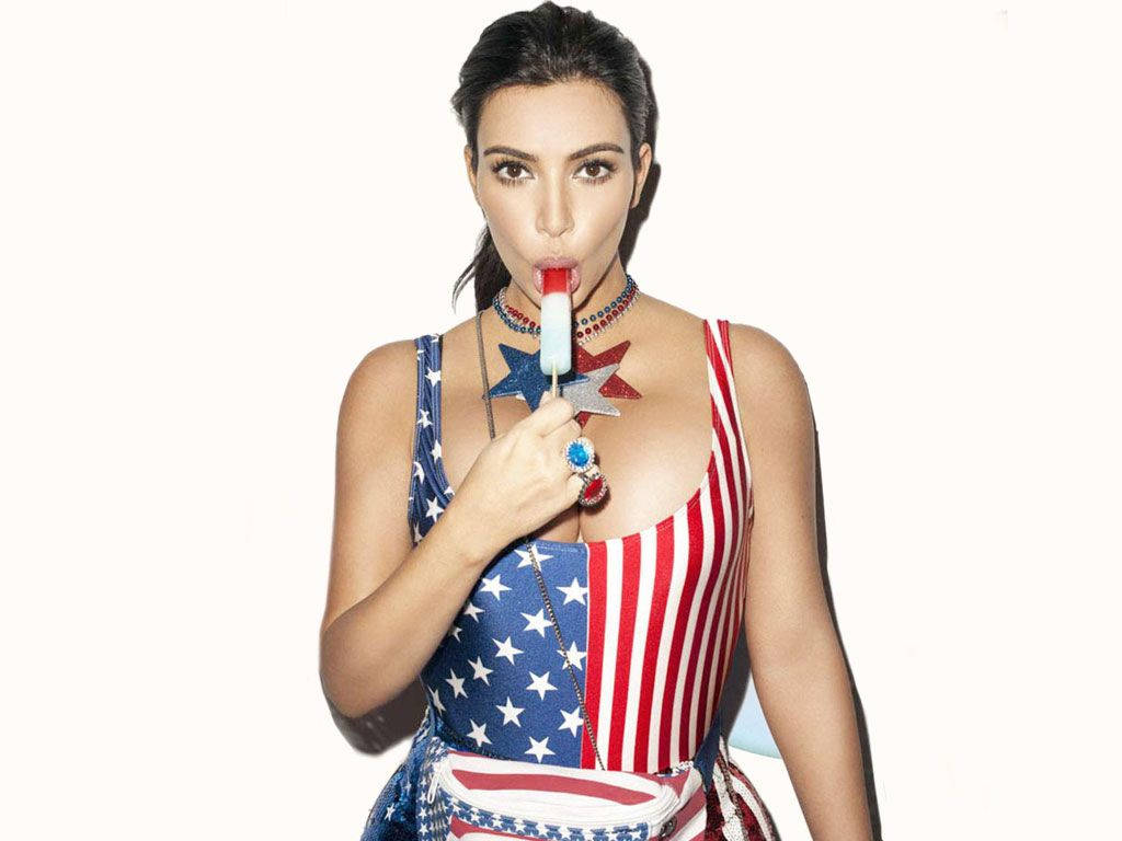 Kim Kardashian In 4th Of July Outfit Wallpaper