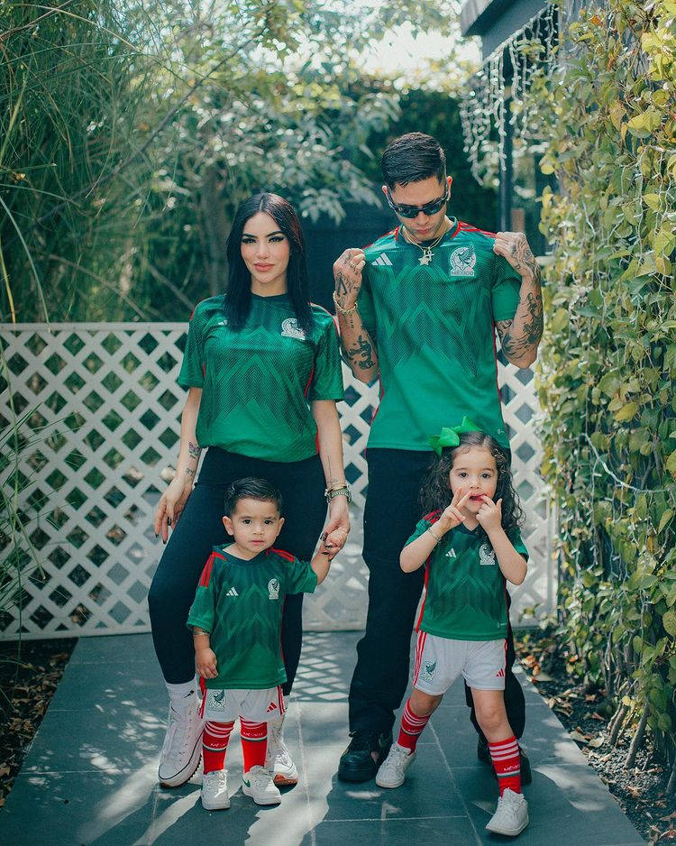 Kimberly Loaiza With Husband And Kids Wallpaper