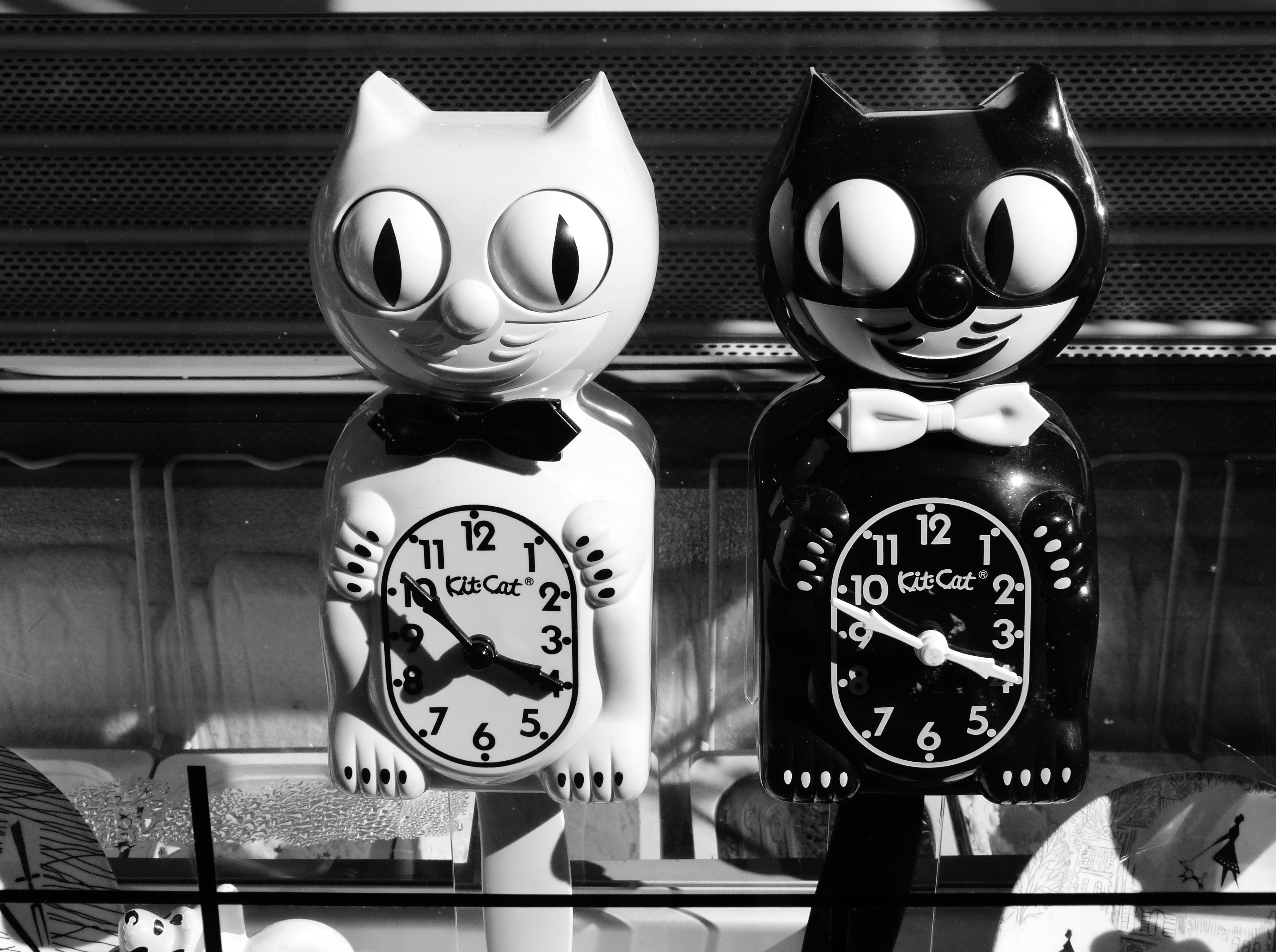 Kit-cat Clocks Black And White Wallpaper