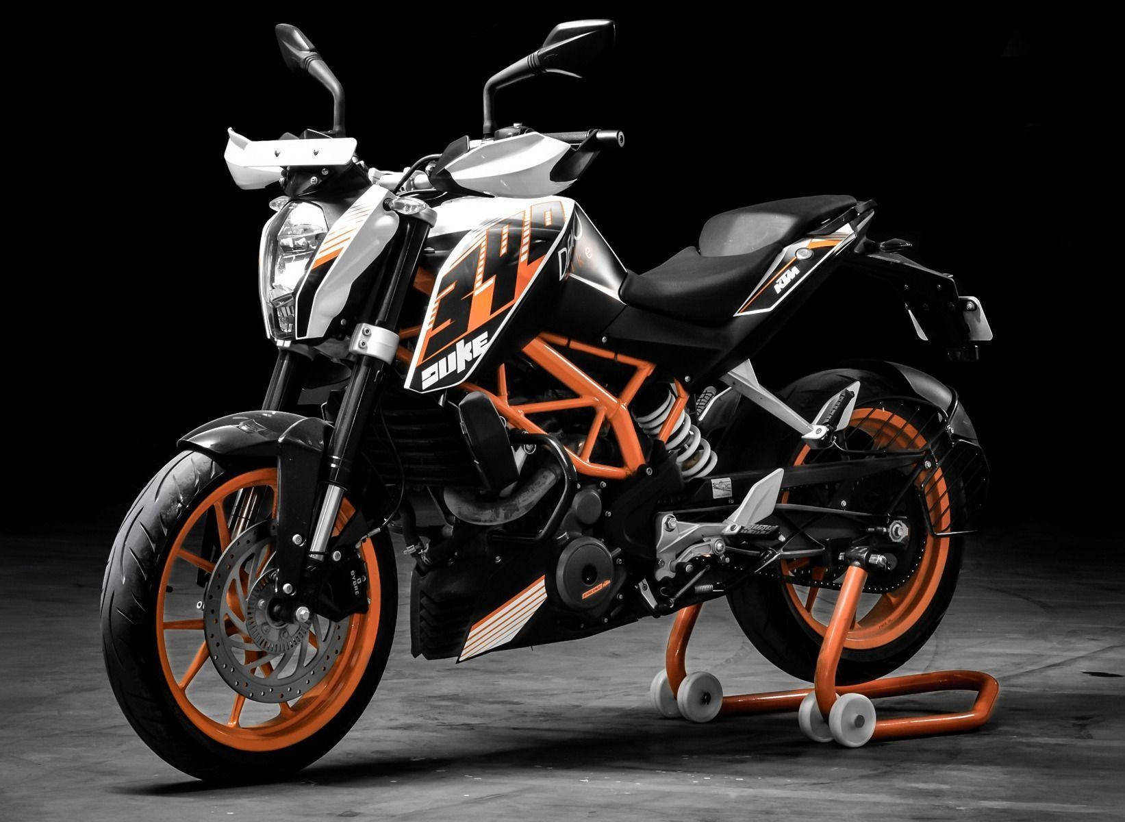 Ktm Duke 390 Motorbike Wallpaper