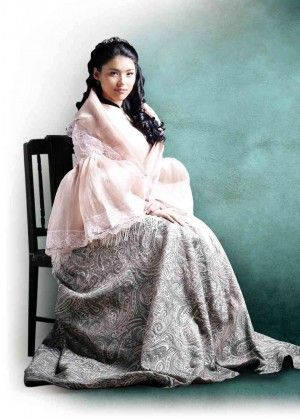 Kylie Padilla Dons Traditional Maria Clara Dress Wallpaper