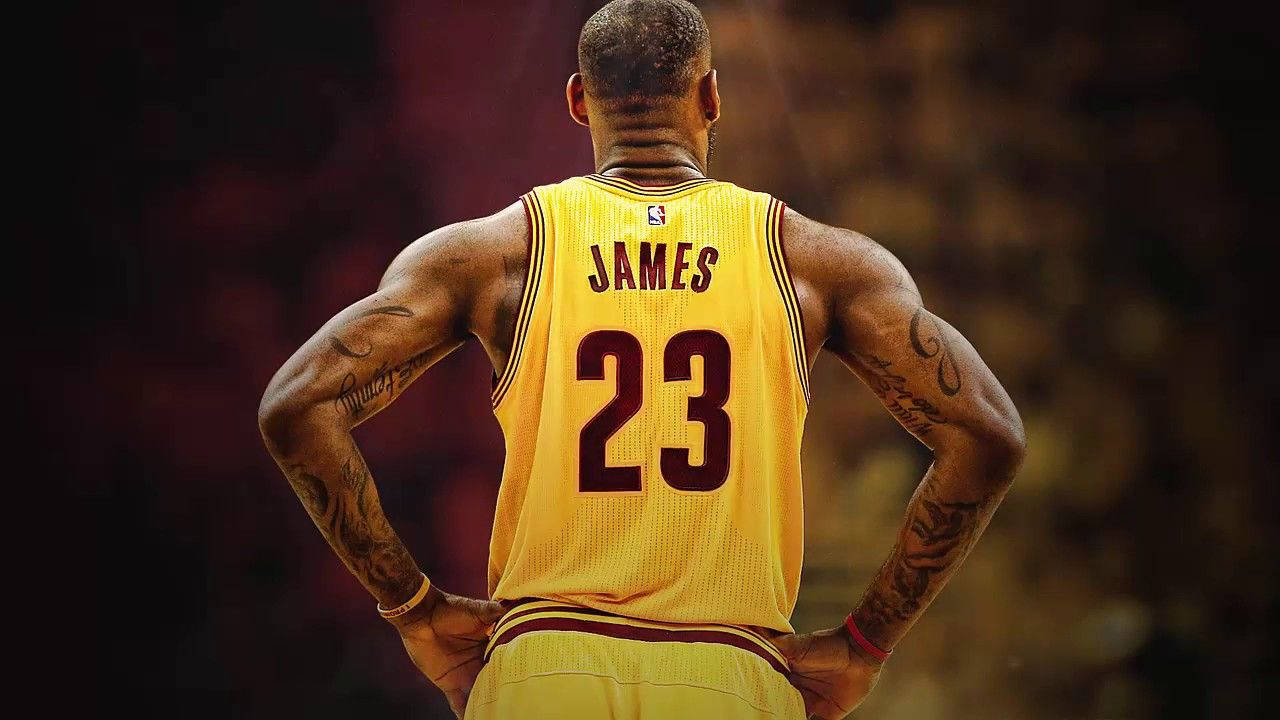 Lebron James In His Iconic Yellow Jersey On The Court Wallpaper