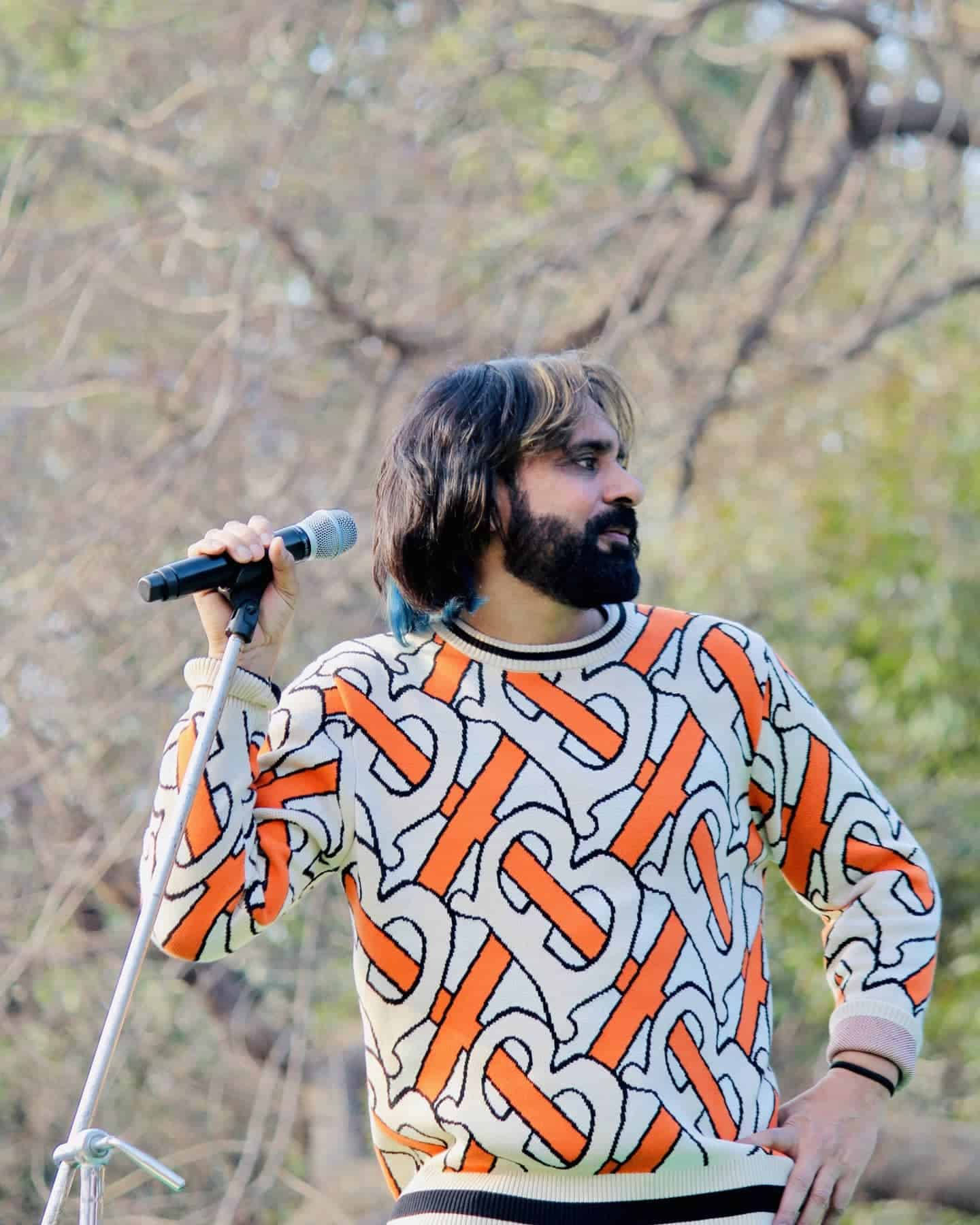 Legendary Punjabi Singer Babbu Maan Power-packed Performance Onstage Wallpaper