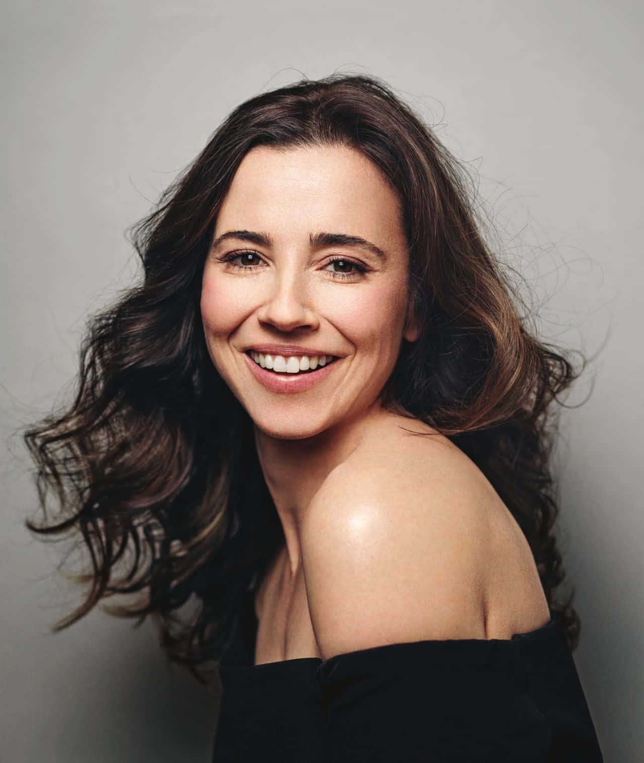 Linda Cardellini Striking A Stylish Pose Wallpaper