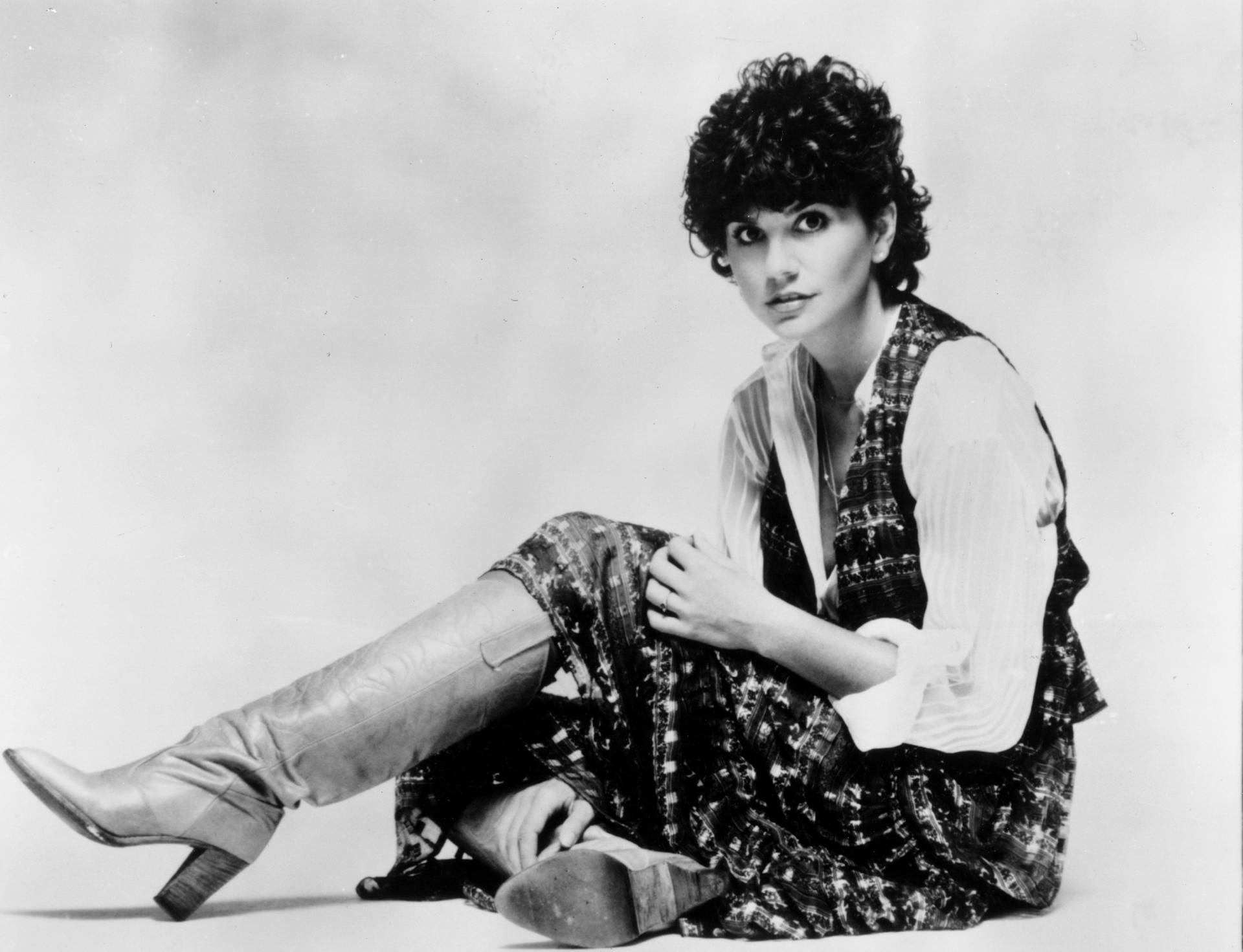 Linda Ronstadt American Legendary Singer Wallpaper