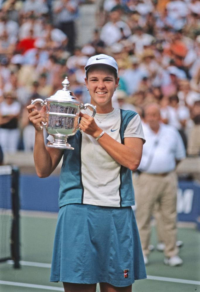 Lindsay Davenport Holding A Trophy Wallpaper