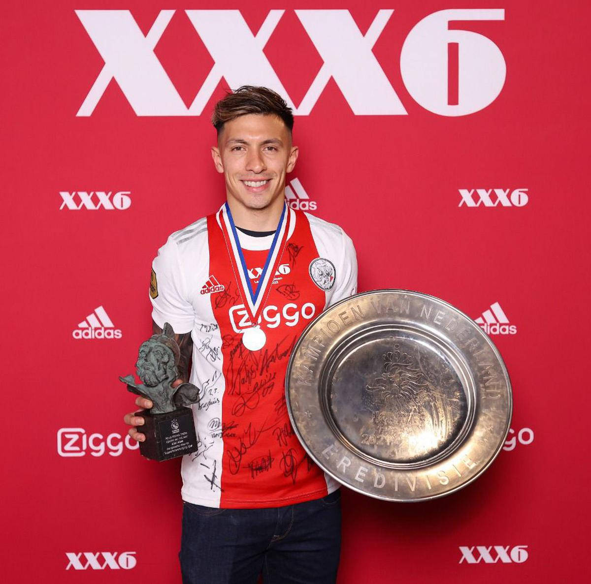 Lisandro Martínez, Beaming With Pride, Holds His Medal And Trophy Wallpaper