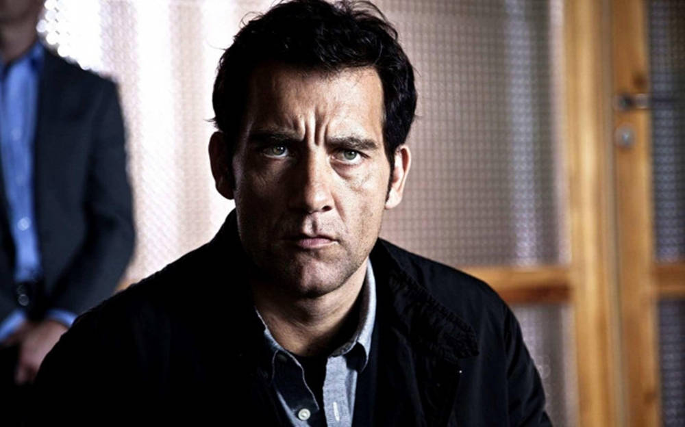 Looking Up Clive Owen Wallpaper