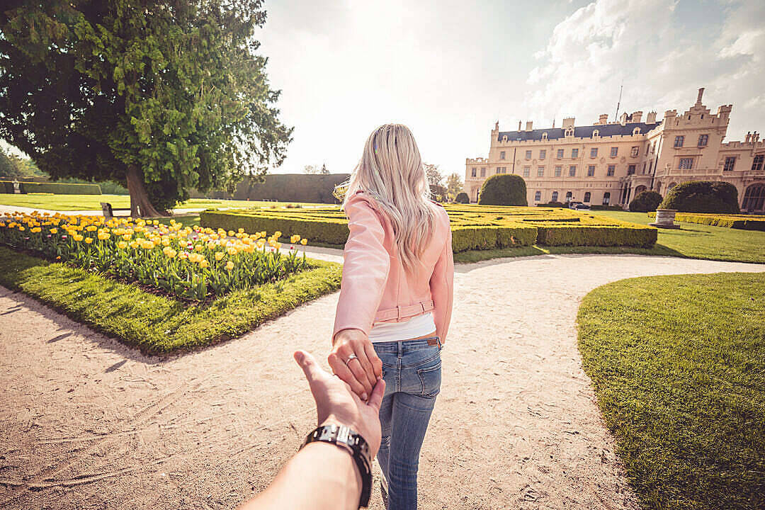 Love Cute Couple On The Garden Wallpaper