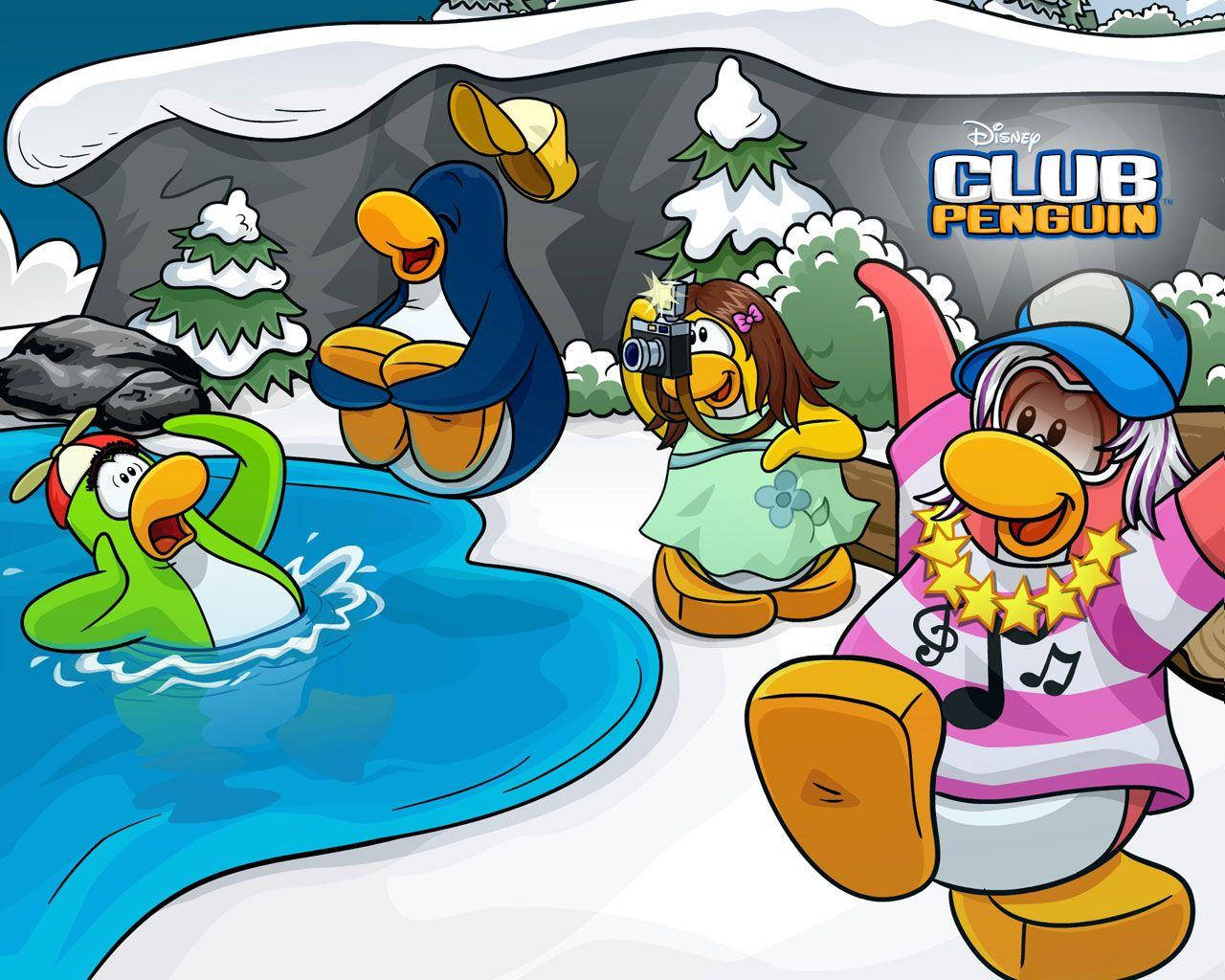 Lovely Club Penguin Swimming Wallpaper