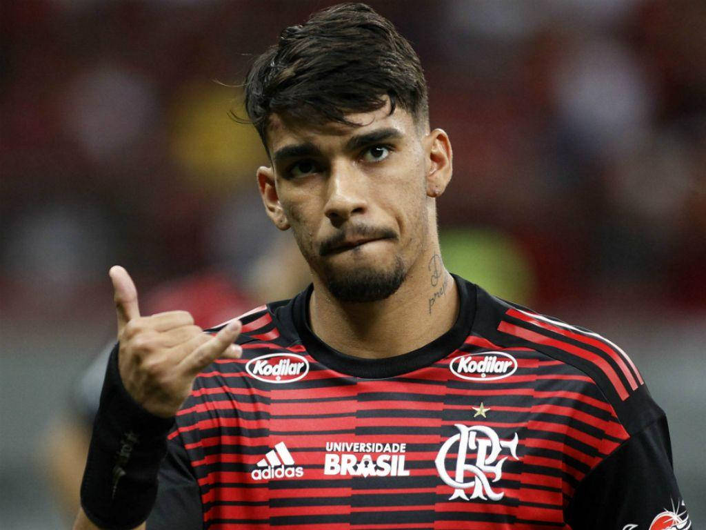 Lucas Paquetá Doing Hand Sign Wallpaper