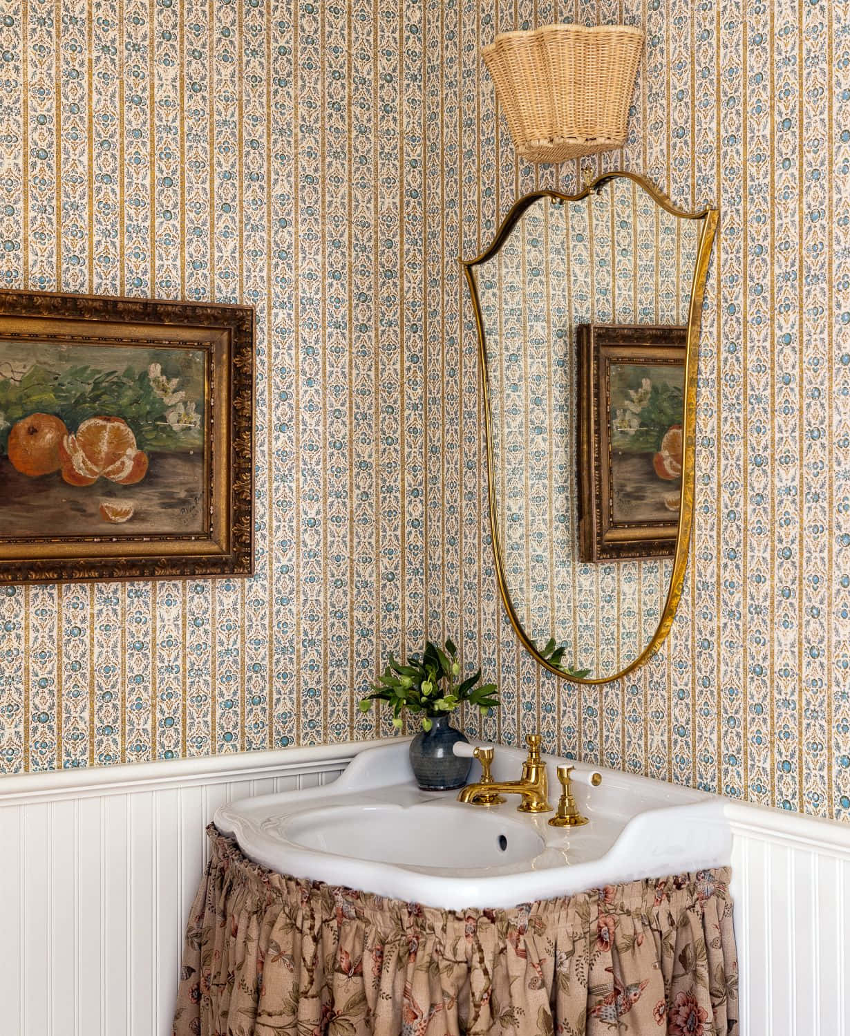 Luxurious Bathroom With Golden Accents Wallpaper