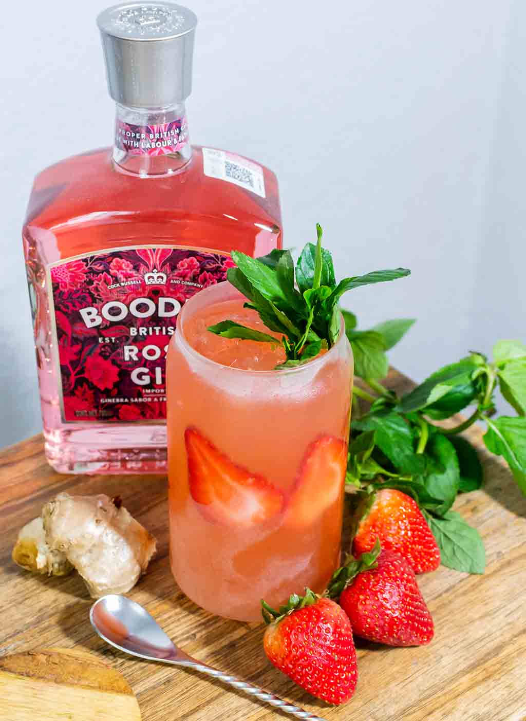 Luxurious Boodles Rose Gin Strawberry Mojito Cocktail Wallpaper