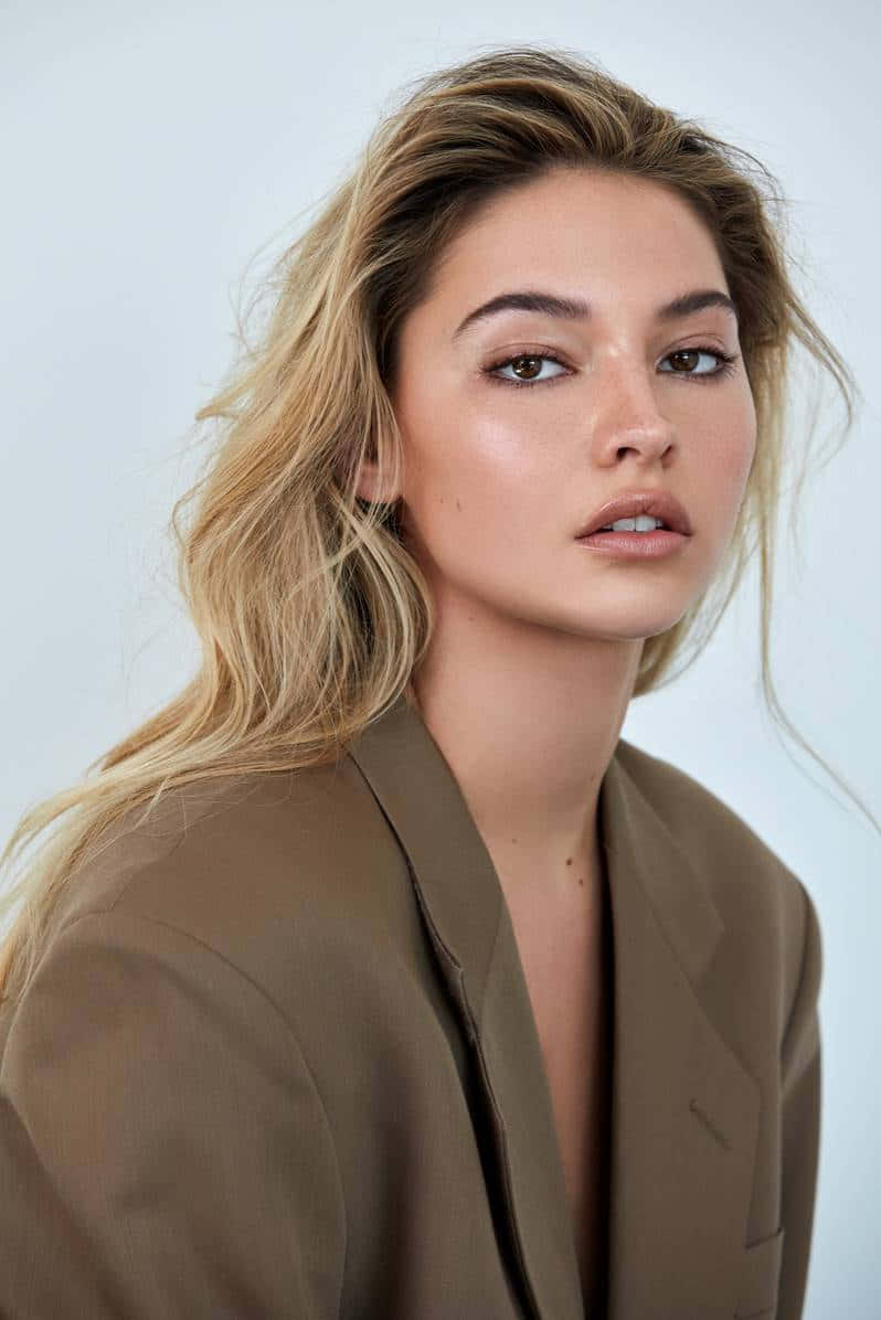 Madelyn Cline Fierce Look Wallpaper