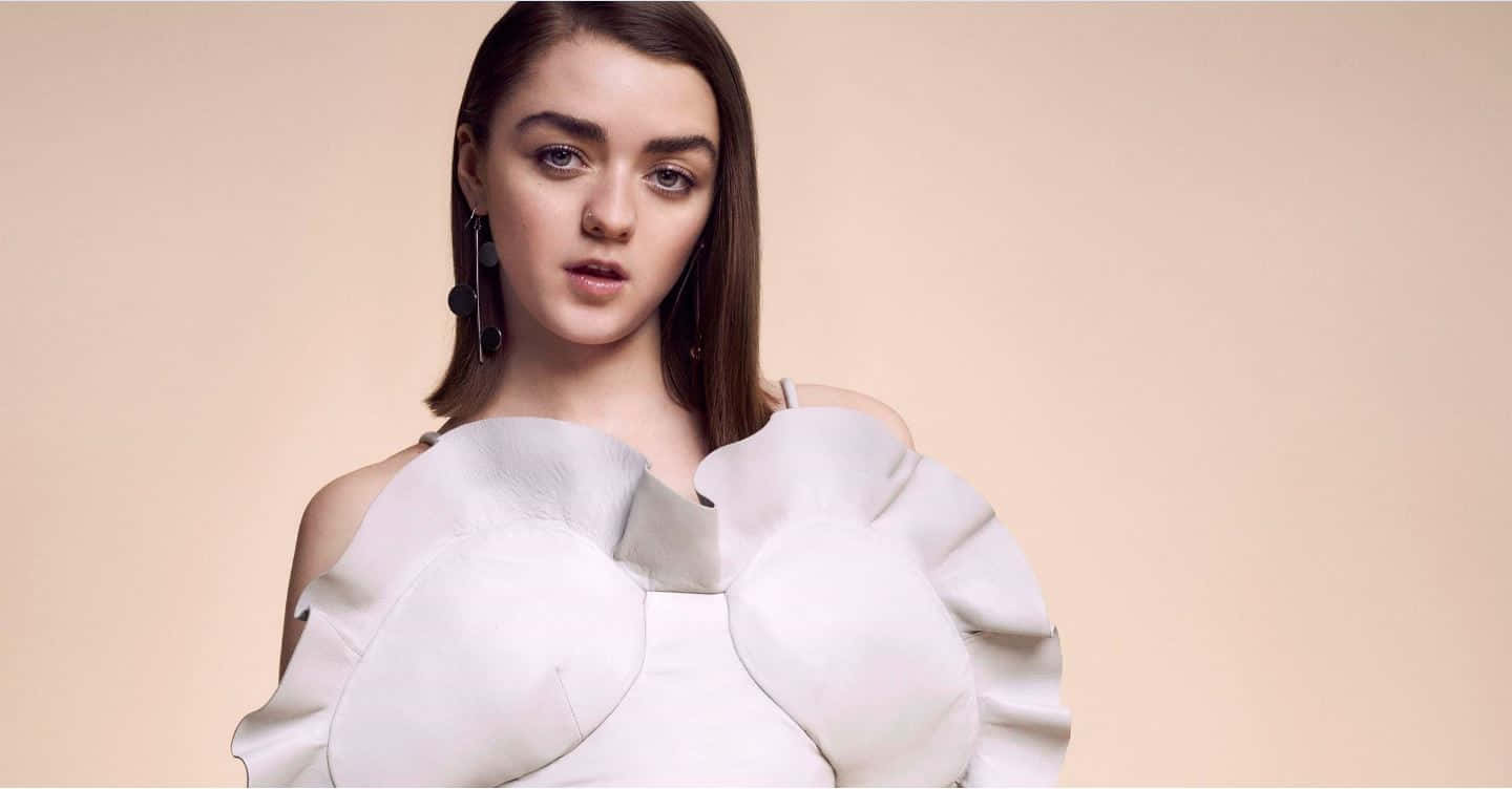 Maisie Williams Glowing In A Sunset Hue Wallpaper