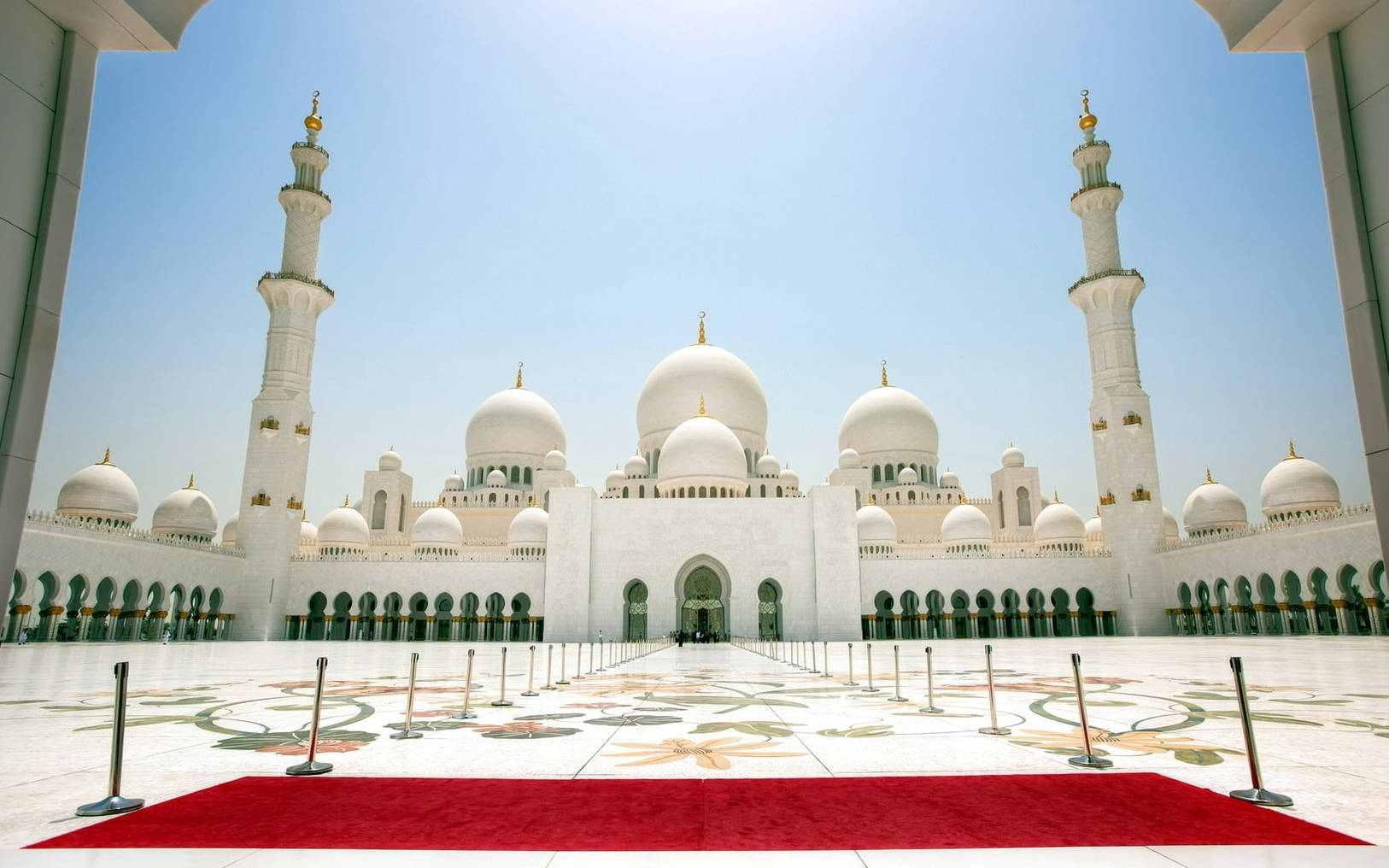 Majestic White Grand Mosque In The United Arab Emirates Wallpaper