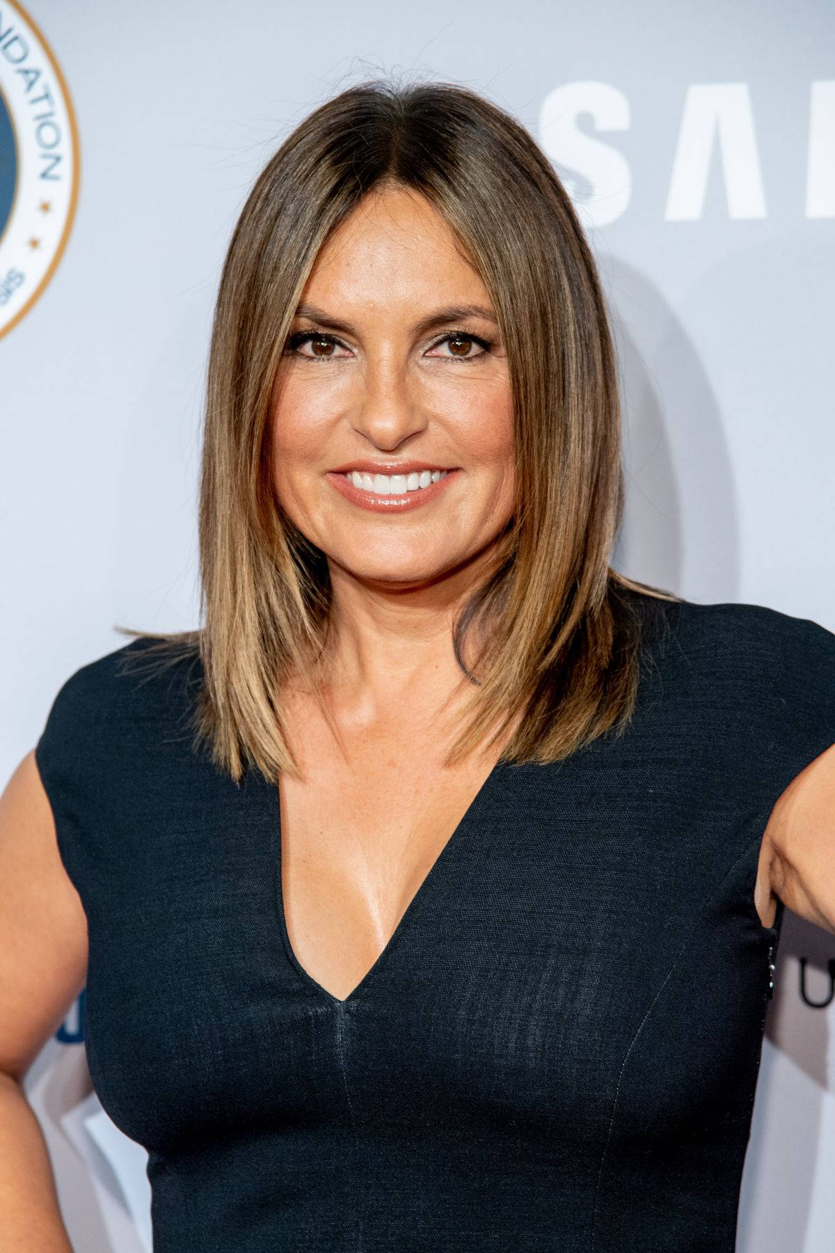 Mariska Hargitay Smile 2018 Samsung Charity Gala Wallpaper