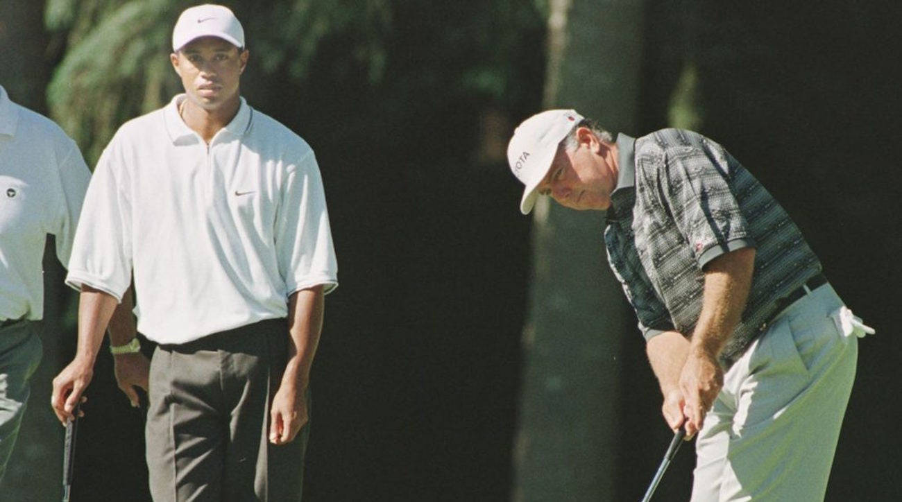 Mark O'meara Playing Golf With Tiger Woods Wallpaper