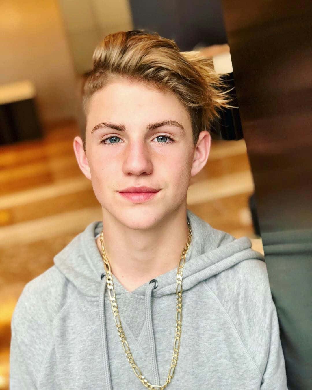 Mattyb With Chain Necklace Wallpaper
