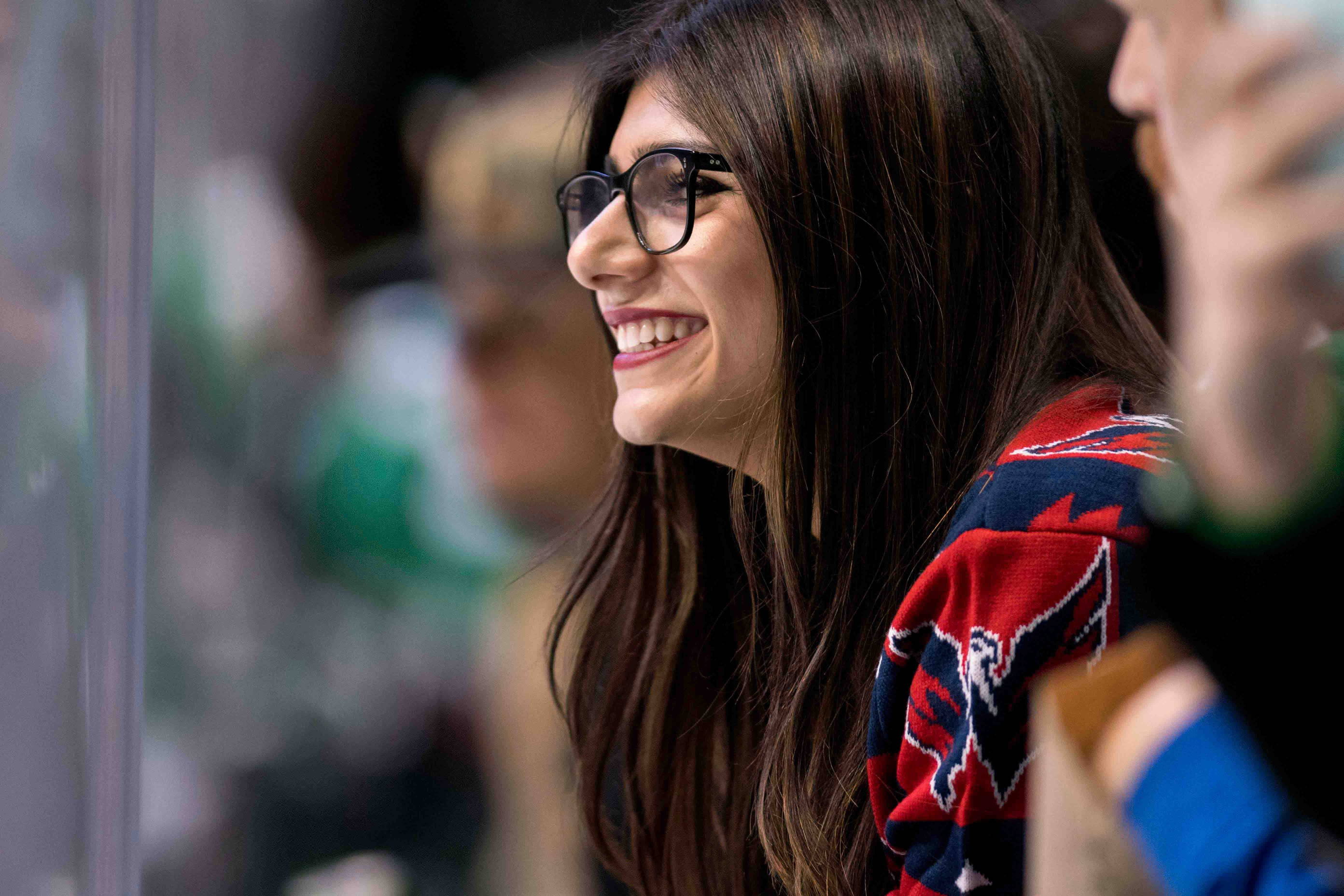 Mia Khalifa Courtside Seat Wallpaper