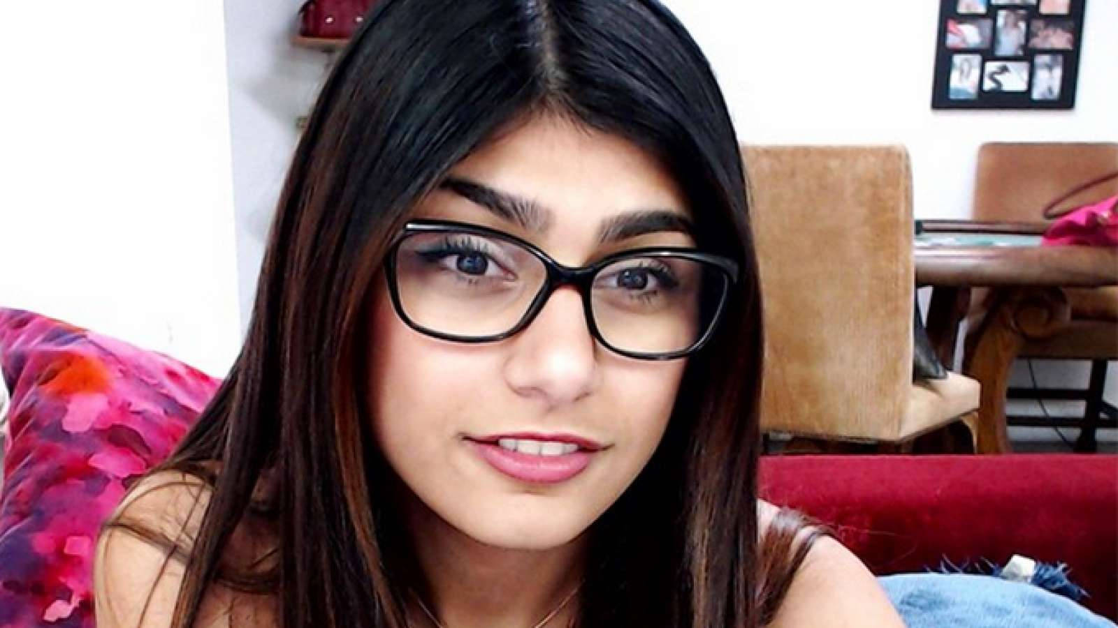 Mia Khalifa Half Smile Wallpaper