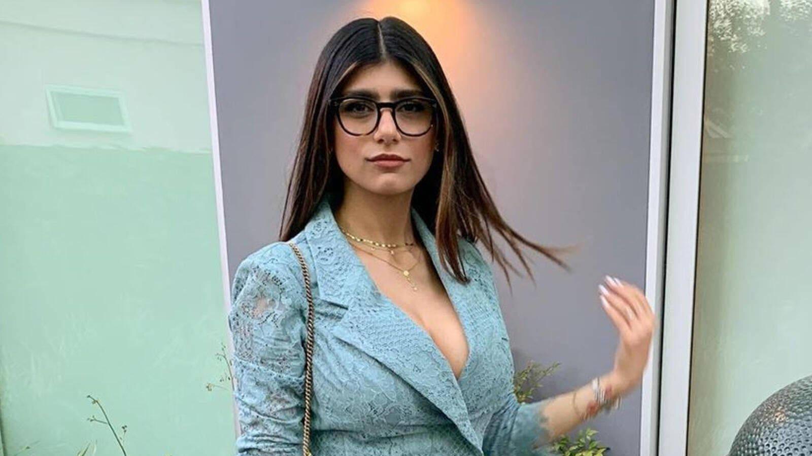 Mia Khalifa Wearing A Suit Wallpaper