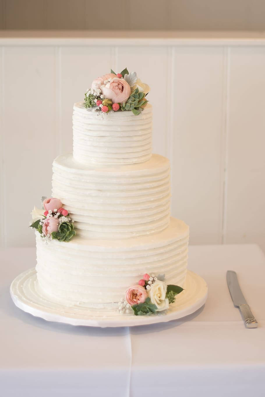 Minimalist Three Tiered Wedding Cake Wallpaper