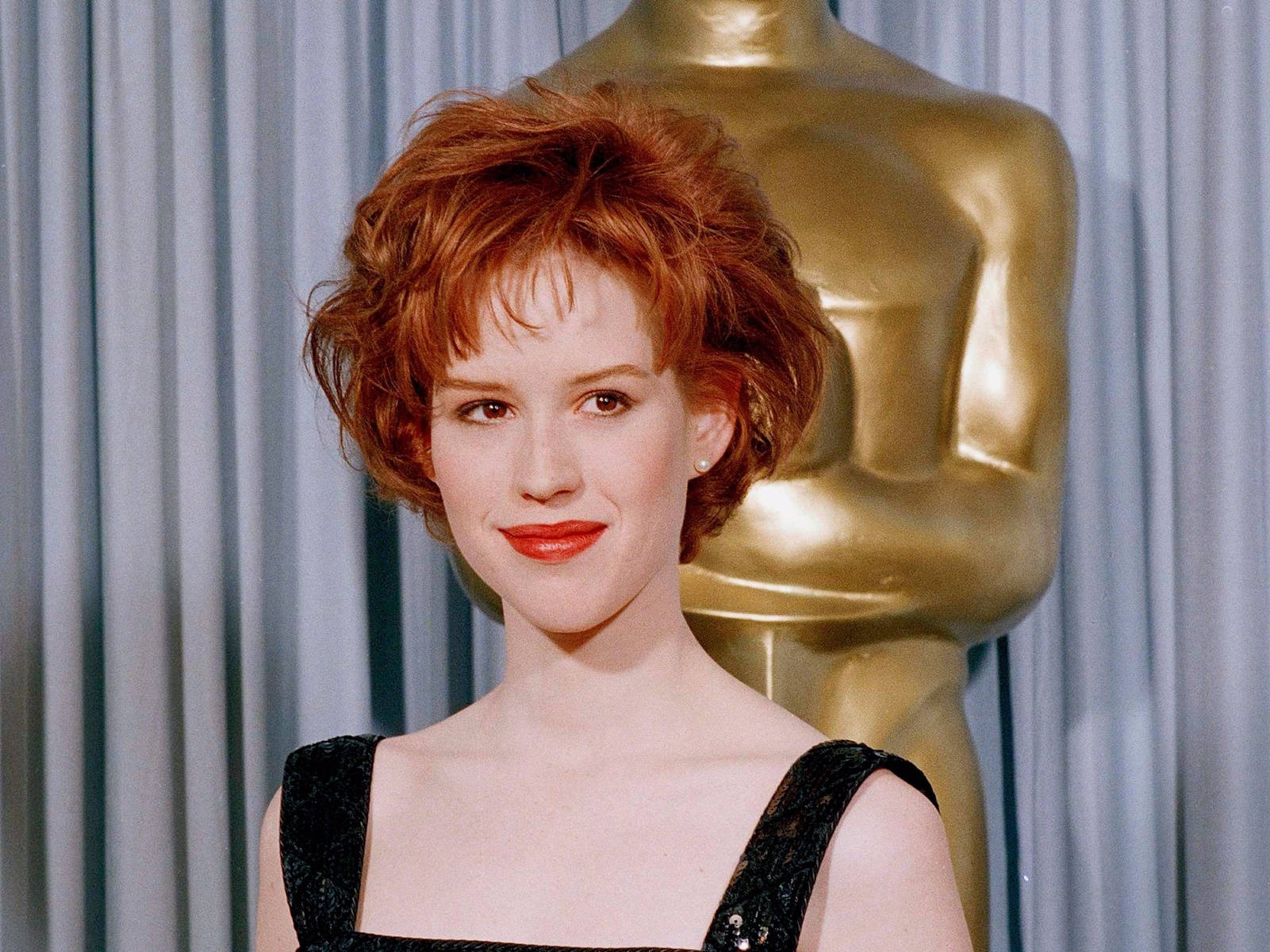 Molly Ringwald Ginger Hair Bobcut Wallpaper