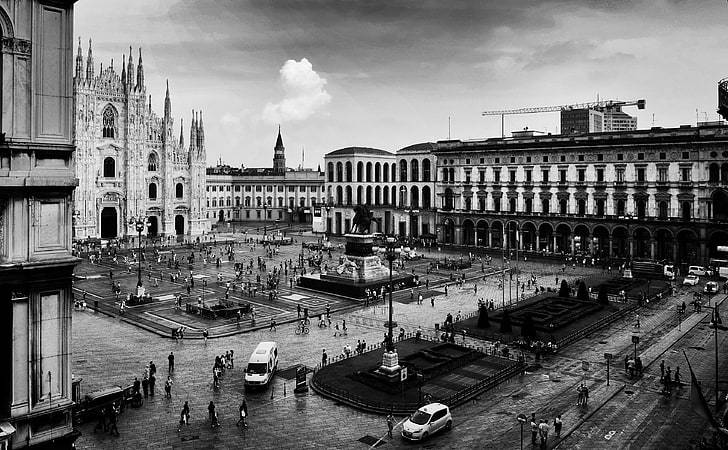 Monochromatic Cityscape In Milan Wallpaper