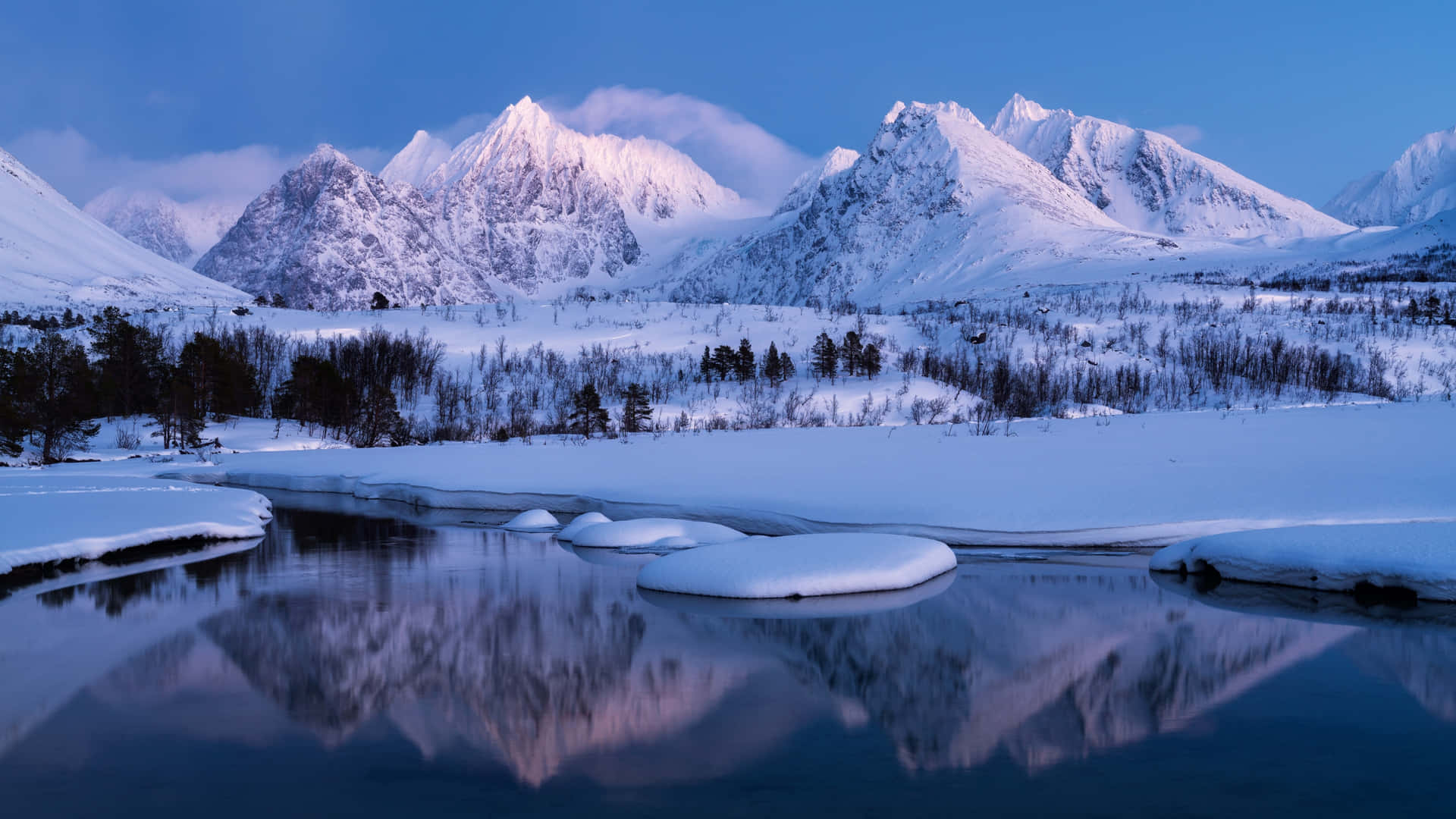 Moysalen National Park Snow Mountain Landscape Wallpaper