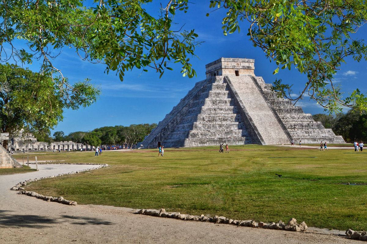 Nature Temple In Chichen Itza Wallpaper