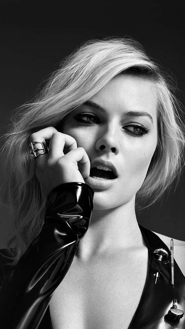 Naughty Margot Robbie Black And White Wallpaper