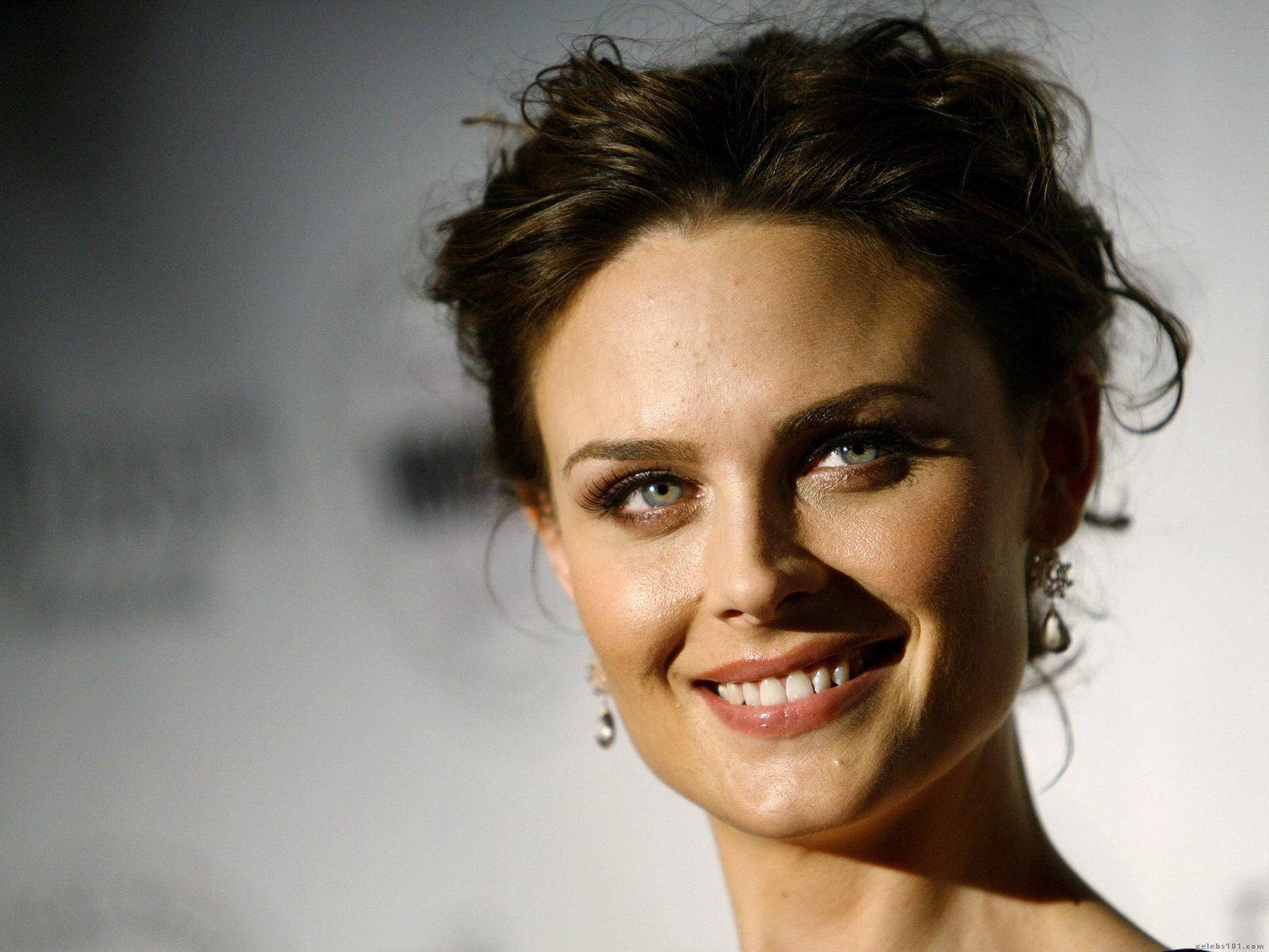 Nice Emily Deschanel Smiling Wallpaper