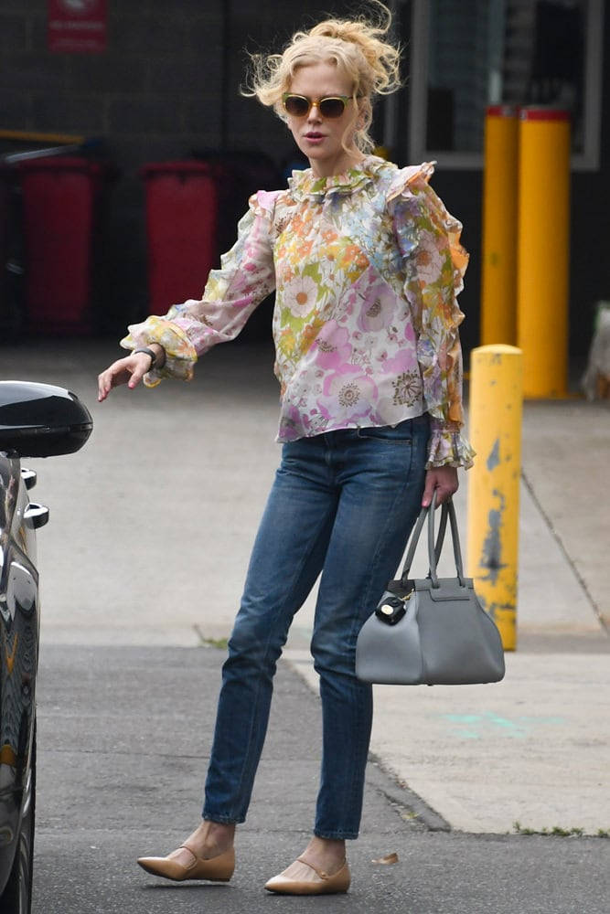 Nicole Kidman Showing Off Her Moynat Classic Rejane Bag Wallpaper