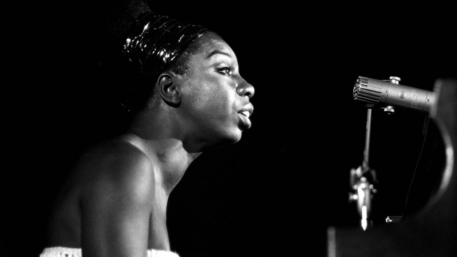 Nina Simone Pianist Singing Onstage Wallpaper