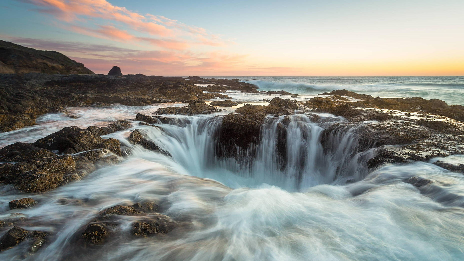 Oregon Thor's Well Wallpaper