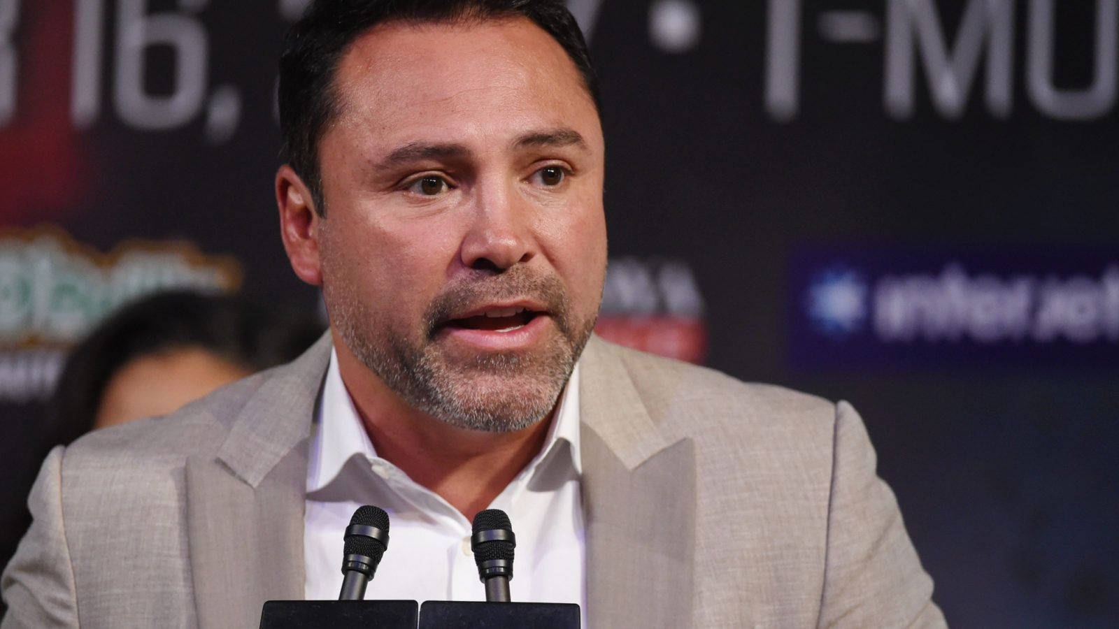 Oscar De La Hoya In Suit Wallpaper