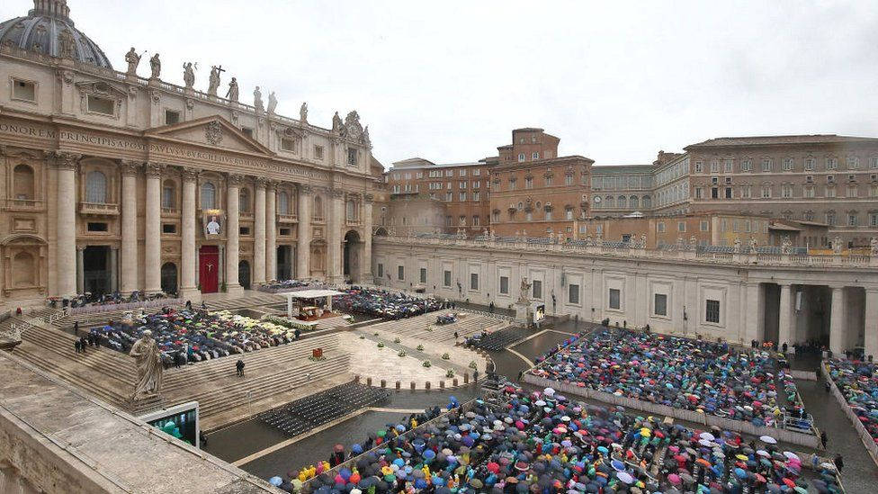 Packed St. Peter's Square In Vatican Wallpaper