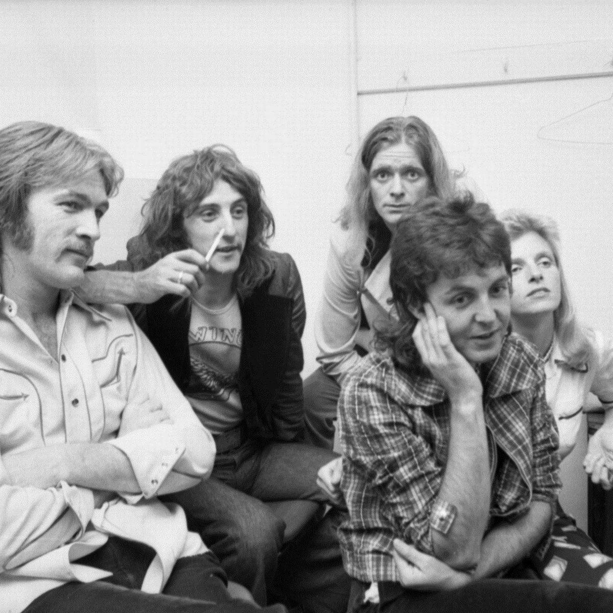 Paul Mccartney And Wings Chilling Backstage Wallpaper