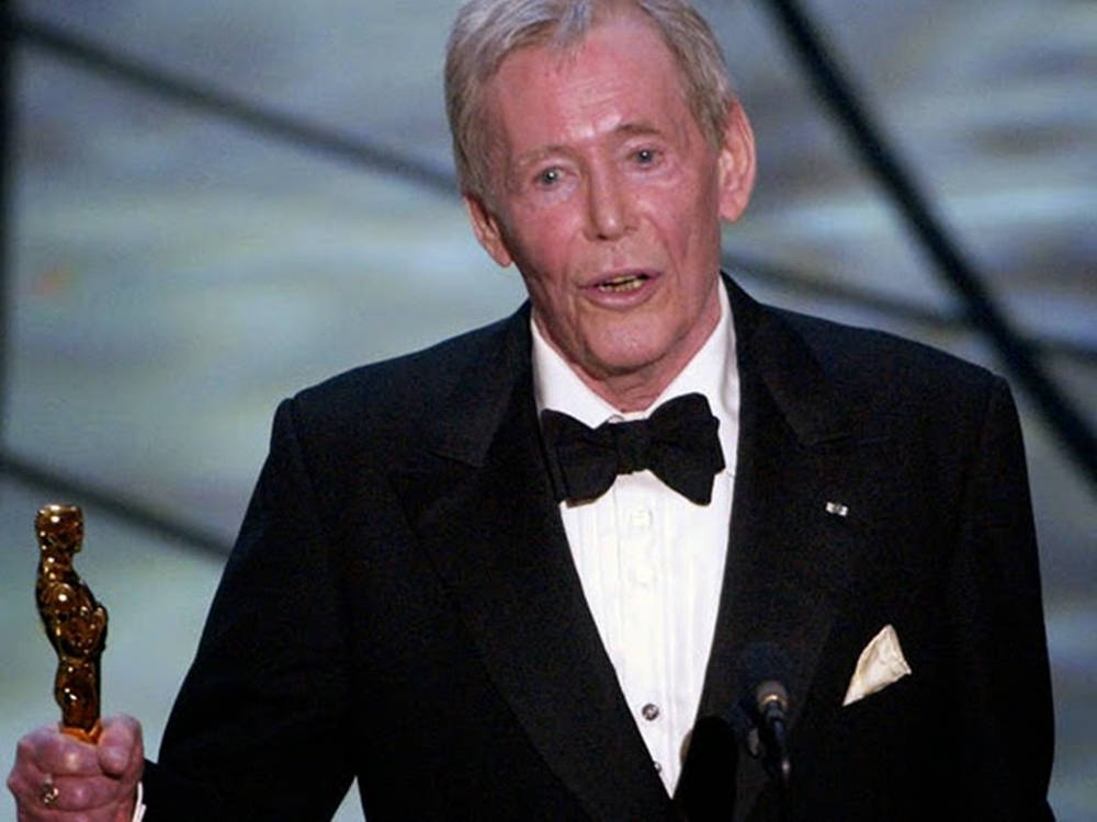 Peter O'toole Receiving Honorary Oscar Award Wallpaper