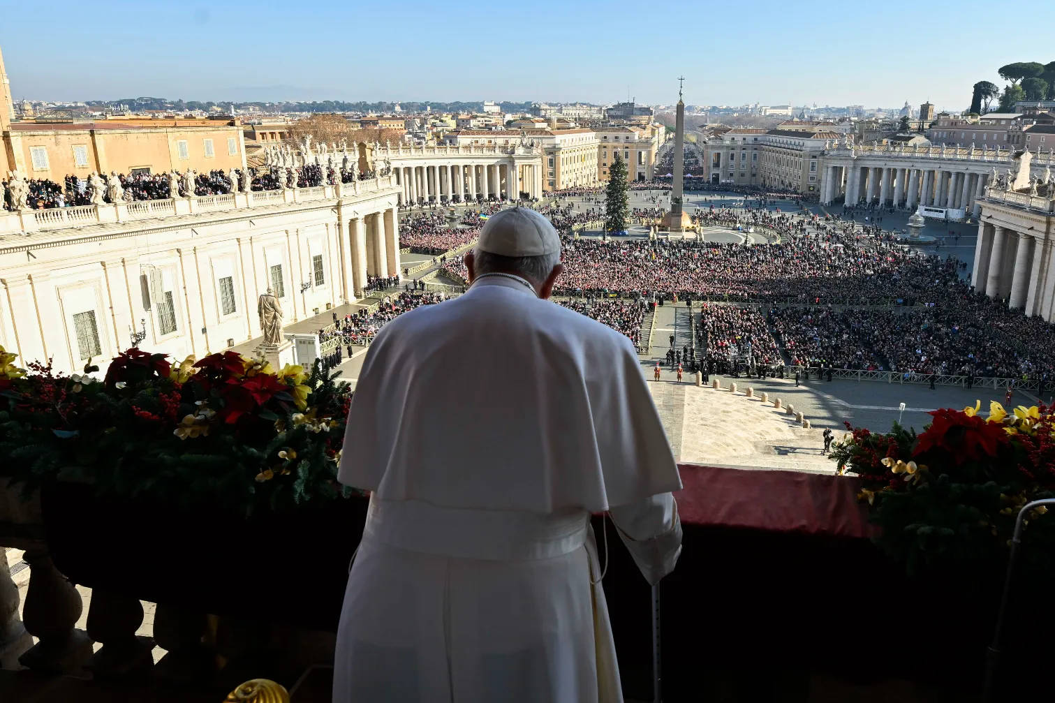 Pope Addressing The Faithful In Vatican Wallpaper